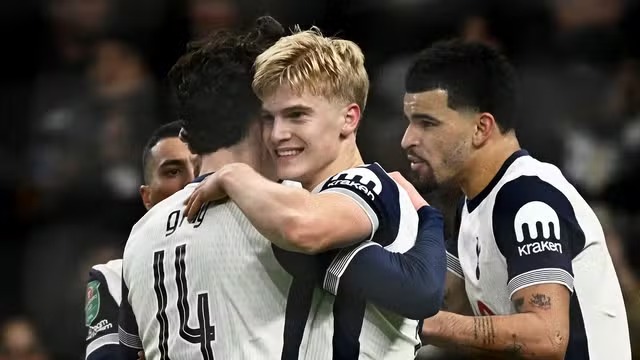 Com polêmica, Tottenham bate o Liverpool, na semifinal da Copa da Liga Inglesa