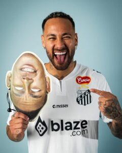 Neymar veste novamente a camisa do Santos em ensaio; confira as fotos