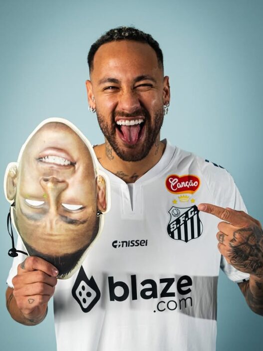 Neymar veste novamente a camisa do Santos em ensaio; confira as fotos