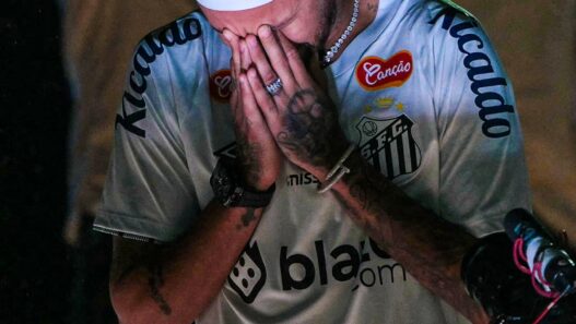 Choro, emoção e muitos sorrisos: Neymar se apresenta na Vila Belmiro em retorno ao Santos