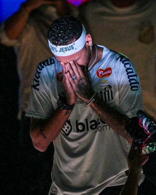 Choro, emoção e muitos sorrisos: Neymar se apresenta na Vila Belmiro em retorno ao Santos