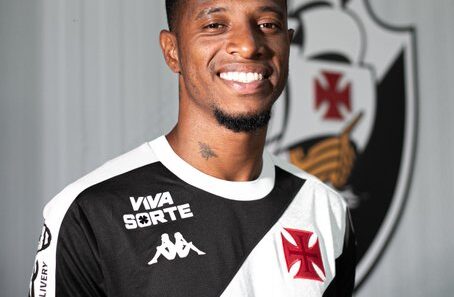 Vasco anuncia contratação de Tchê Tchê