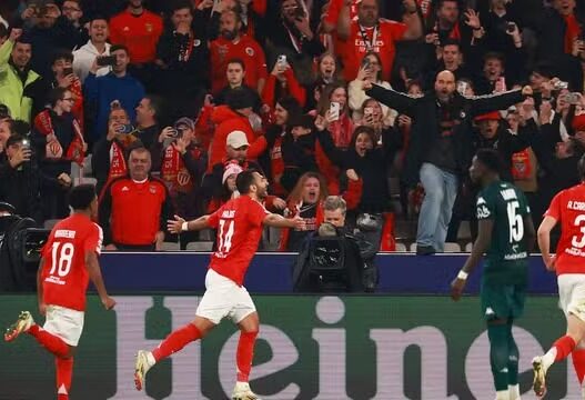 Em grande jogo, Benfica avança e aguarda adversário na Champions