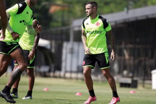 Confira a escalação do Vasco para enfrentar o Flamengo