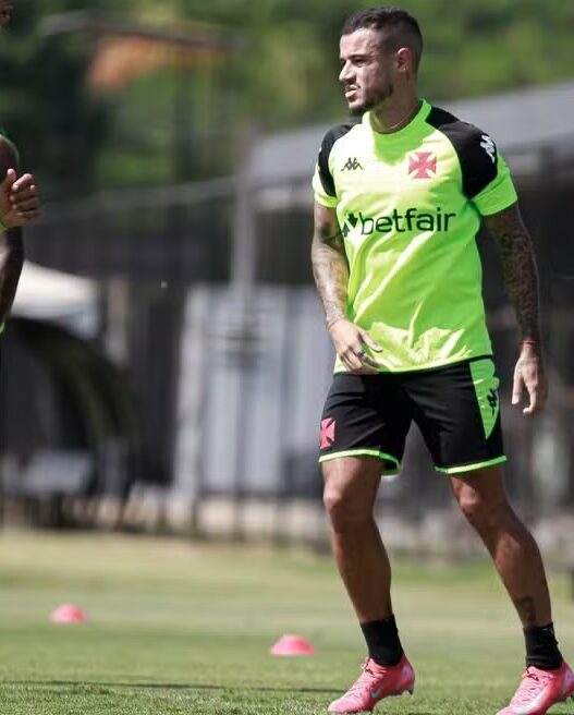 Confira a escalação do Vasco para enfrentar o Flamengo