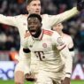 Davies brilha, Bayern empata e avança na Champions