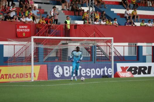 Goleiro Caíque, do Criciúma, afirma ter sofrido racismo em jogo do estadual