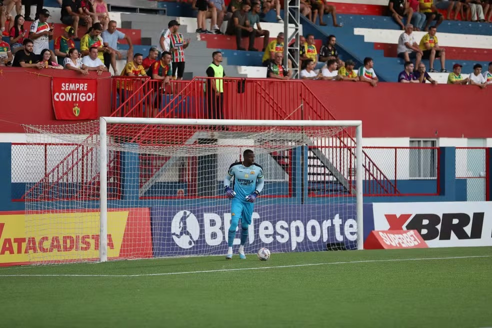 Goleiro Caíque, do Criciúma, afirma ter sofrido racismo em jogo do estadual