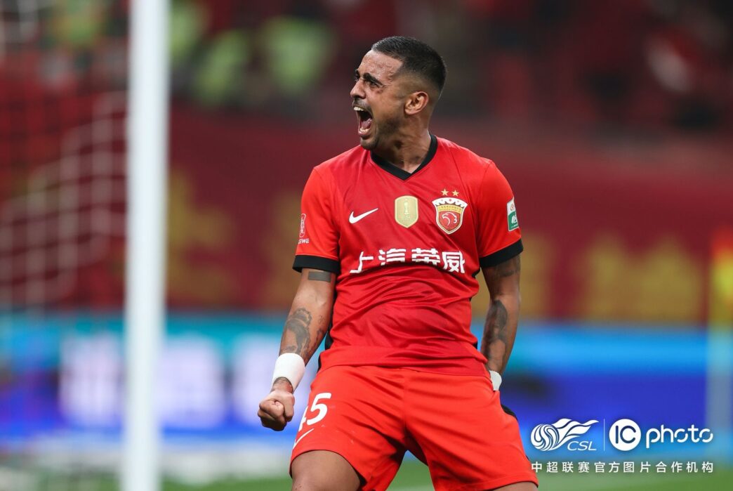 Léo Souza brilha no futebol asiático e marca primeiro gol pelo Shanghai Port