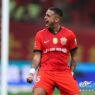 Léo Souza brilha no futebol asiático e marca primeiro gol pelo Shanghai Port