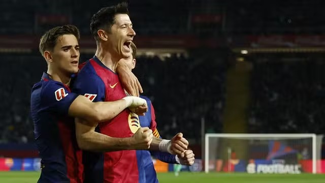 Lewandowski decide, e Barcelona assume a liderança