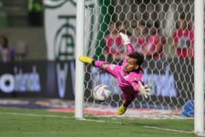 Goleiro do América sofre ameaças após classificação diante do Cruzeiro