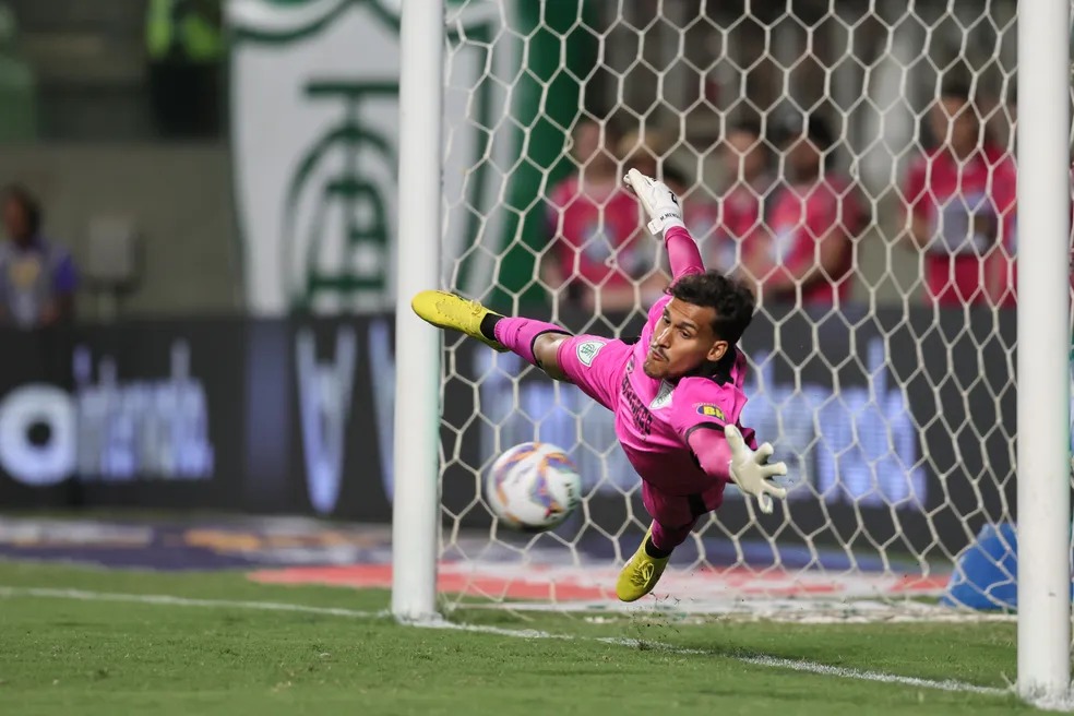 Goleiro do América sofre ameaças após classificação diante do Cruzeiro