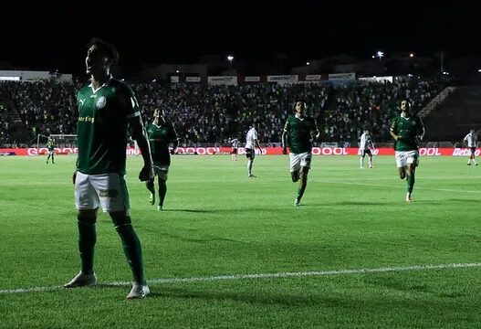 Palmeiras vence e sonha com classificação