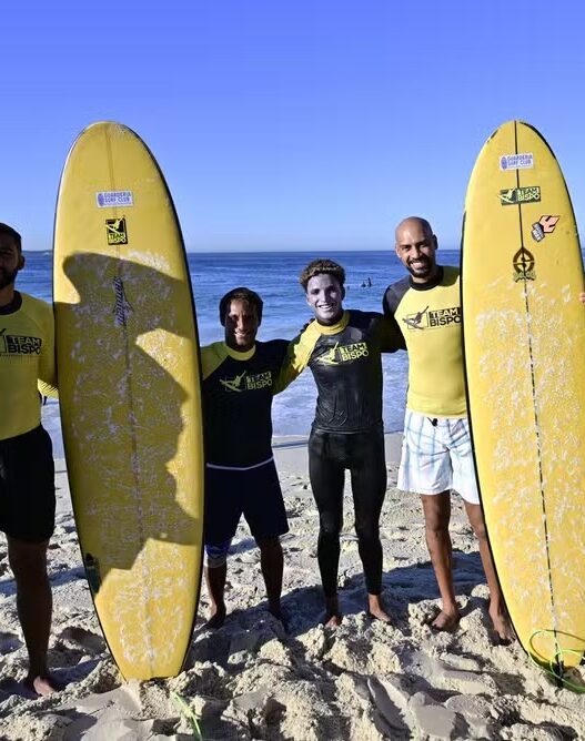 Marquinhos e Paulichi, do basquete do Vasco, se aventuram no surfe e descobrem nova paixão fora das quadras