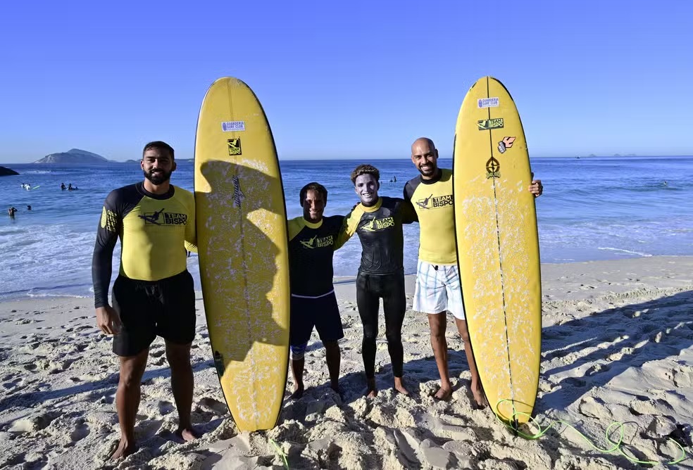 Marquinhos e Paulichi, do basquete do Vasco, se aventuram no surfe e descobrem nova paixão fora das quadras