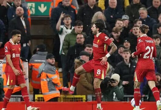 Liverpool vence e amplia vantagem na liderança