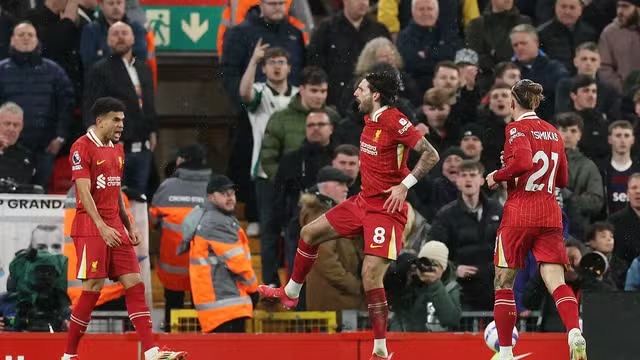 Liverpool vence e amplia vantagem na liderança