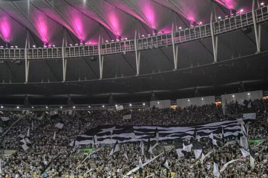 O encontro do Samba e do Futebol: Cantos das torcidas inspirados no Carnaval