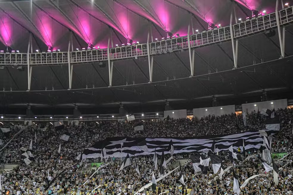 O encontro do Samba e do Futebol: Cantos das torcidas inspirados no Carnaval