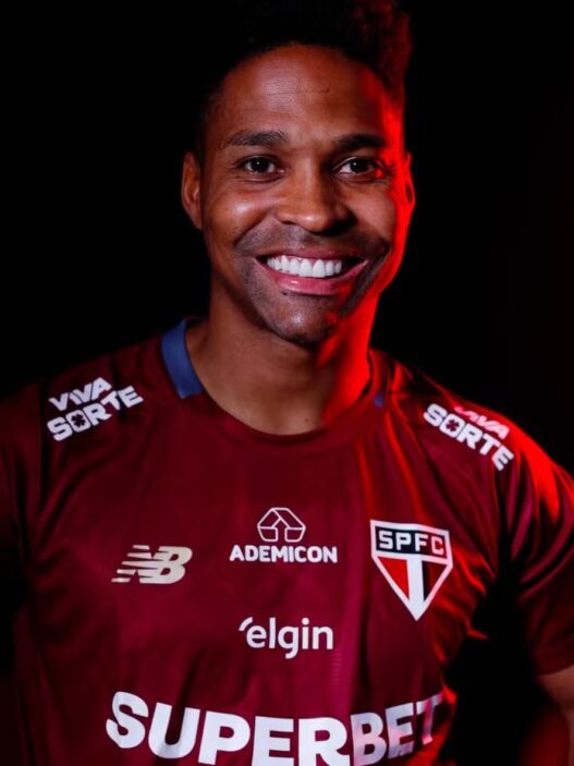 São Paulo anuncia chegada do lateral Wendel