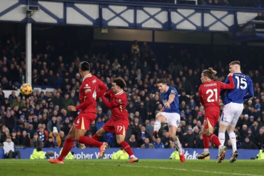 Liverpool mantém liderança, mas cede empate ao Everton no último clássico do Goodison Park