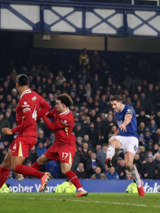 Liverpool mantém liderança, mas cede empate ao Everton no último clássico do Goodison Park