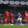 Liverpool mantém liderança, mas cede empate ao Everton no último clássico do Goodison Park