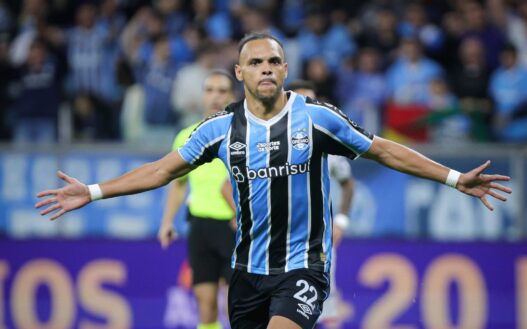 Grêmio ultrapassa limite de estrangeiros e pode ter que fazer rodízio no elenco