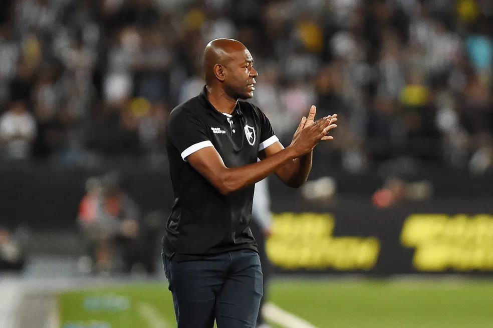 Botafogo anuncia retorno de Cláudio Caçapa como auxiliar técnico permanente