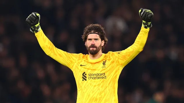 Alisson brilha, Elliott marca, e Liverpool abre vantagem contra o PSG