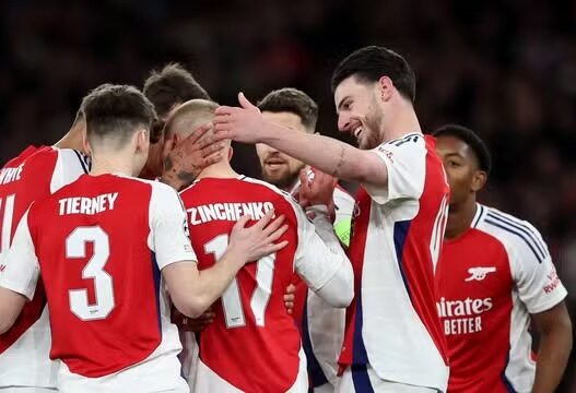 Após goleada, Arsenal empata e avança na Champions