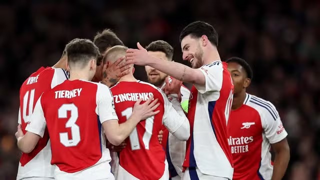 Após goleada, Arsenal empata e avança na Champions