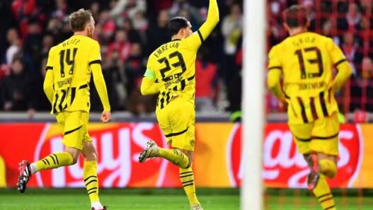 Borussia vence, avança e enfrentará o Barcelona