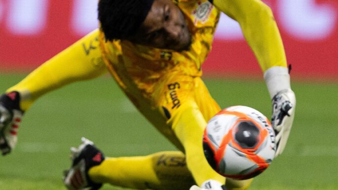 Levantamento R10: Hugo Souza brilha contra o Palmeiras