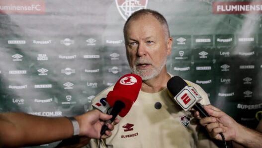 Mano Menezes mantém esperança no título e revida provocação de Copa do Brasil: ‘Tenho três’