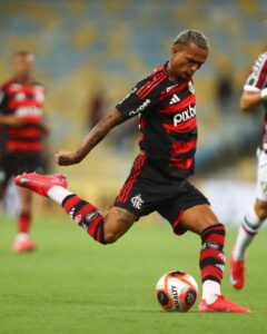 Flamengo vence o Fluminense e abre vantagem na final estadual