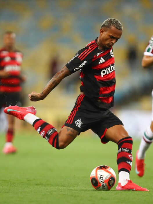 Flamengo vence o Fluminense e abre vantagem na final estadual