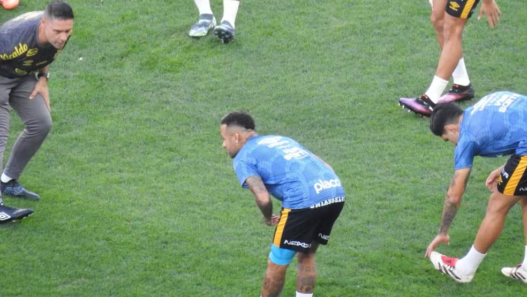 Neymar faz exames e segue monitorado pelo Santos; craque pode viajar para amistoso contra o Coritiba