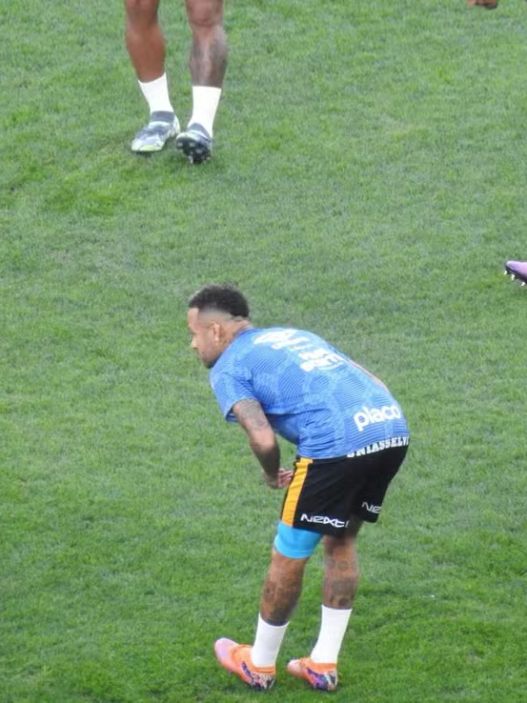 Neymar faz exames e segue monitorado pelo Santos; craque pode viajar para amistoso contra o Coritiba