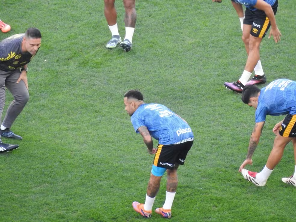 Neymar faz exames e segue monitorado pelo Santos; craque pode viajar para amistoso contra o Coritiba