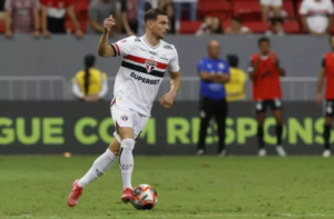 São Paulo encaminha renovação com Cédric Soares até o fim do ano