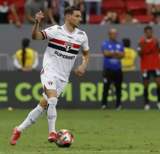 São Paulo encaminha renovação com Cédric Soares até o fim do ano