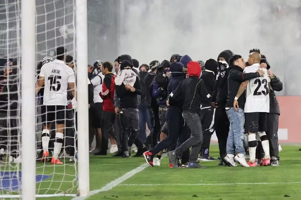 Colo-Colo e Fortaleza é cancelado após mortes e invasão ao estádio; Conmebol definirá sobre remarcação