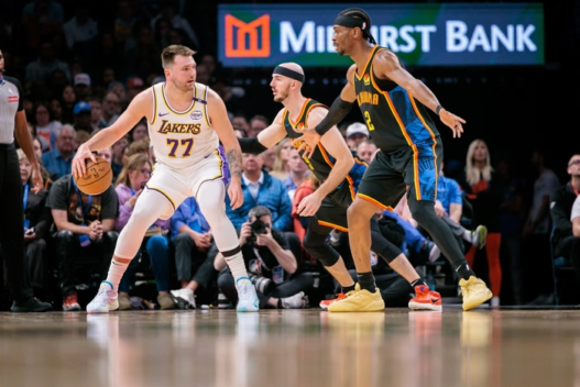 Doncic comanda show, Lakers atropelam Thunder e igualam recorde de bolas de três