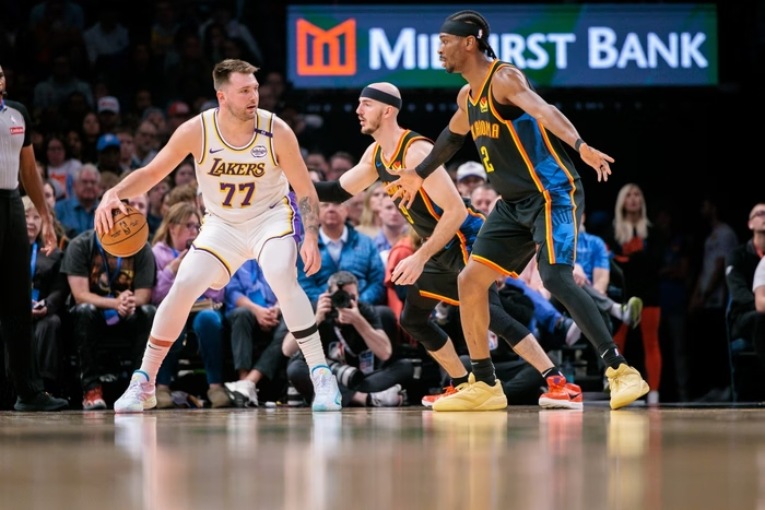 Doncic comanda show, Lakers atropelam Thunder e igualam recorde de bolas de três