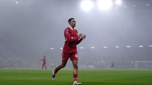 Arnald anuncia saída do Liverpool; veja destino do lateral