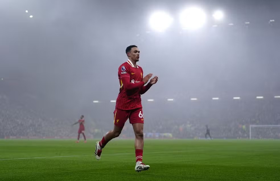 Arnald anuncia saída do Liverpool; veja destino do lateral