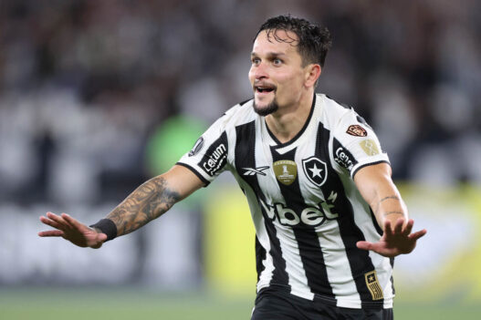 Artur faz golaço, Botafogo vence e depende de suas forças por classificação