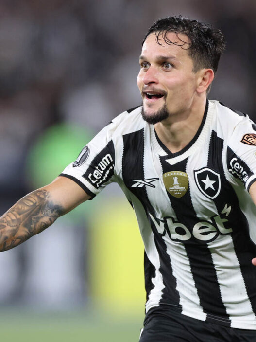 Artur faz golaço, Botafogo vence e depende de suas forças por classificação
